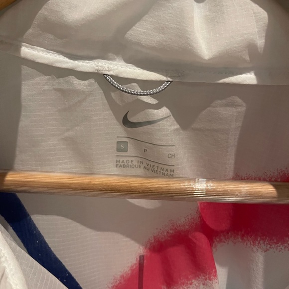 Nike women’s windbreaker - Picture 3 of 3